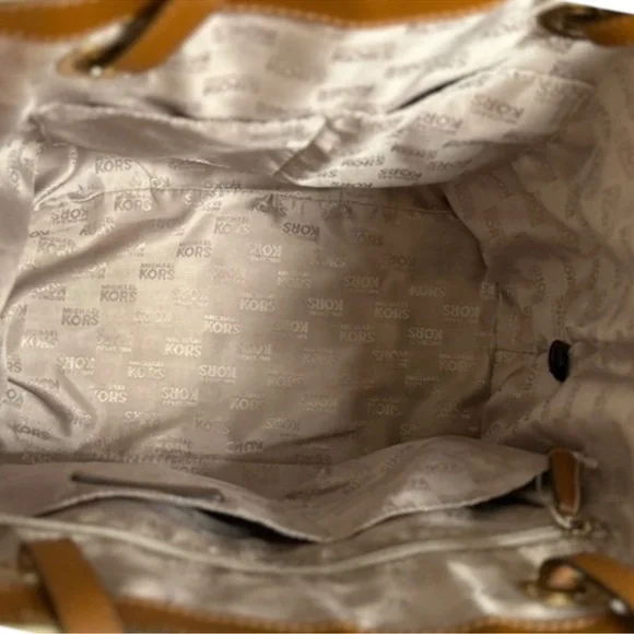 Michael Kors Jet Set Tote - Picture 9 of 11